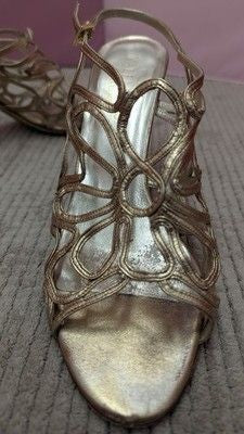 Valentino Garavani Gold Slingback Cutout Flower Heels Womens Size 39 5