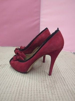 Vintage Valentino Garavani Red Suede Peep Toe Bow Pumps – Size 38.5 (US 8) 2