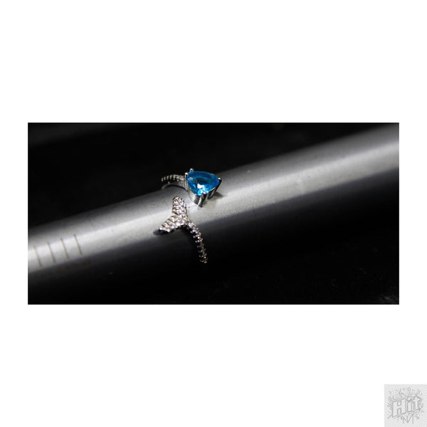Elegant Silver Jewelry with Blue Gemstone and Sparkling Accents