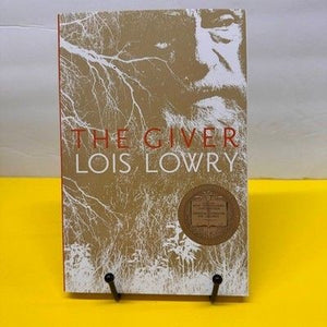 The Giver Lois Lowry Newbery Medal Paperback Dystopian Young Adult Fiction Novel 2