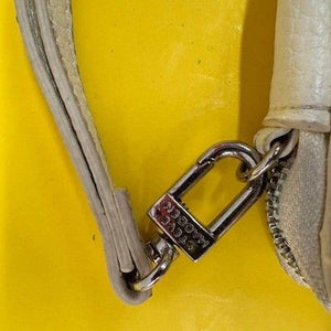 Steve Madden Wristlet Wallet Cream Pebbled Faux Leather Pre-Owned Zip Around 3