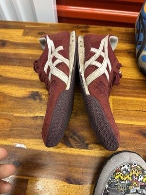 Size - 10.5 |  Onitsuka Tiger Men's Ultimate 81 HN204/201 2
