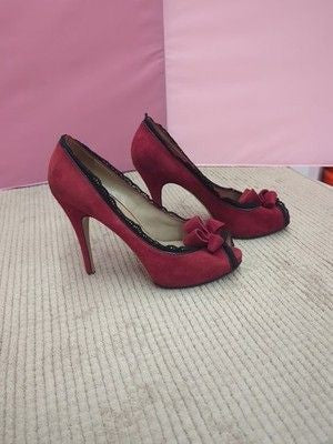 Vintage Valentino Garavani Red Suede Peep Toe Bow Pumps – Size 38.5 (US 8) 3